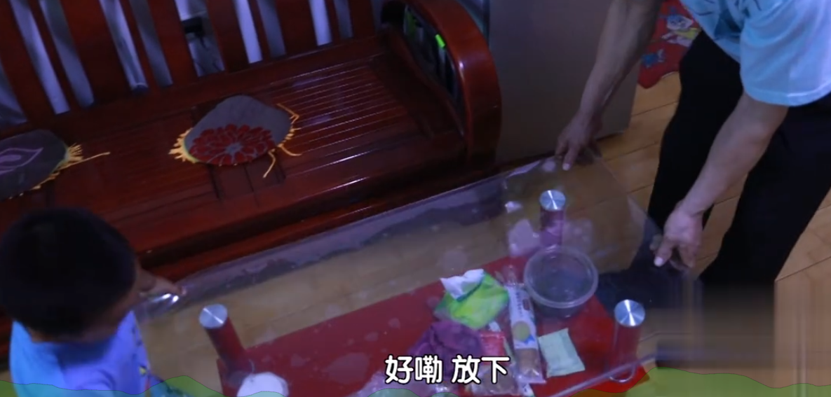 北漂夫妻蜗居38平，为照顾孩子让公婆睡客厅，每晚11点后回家
