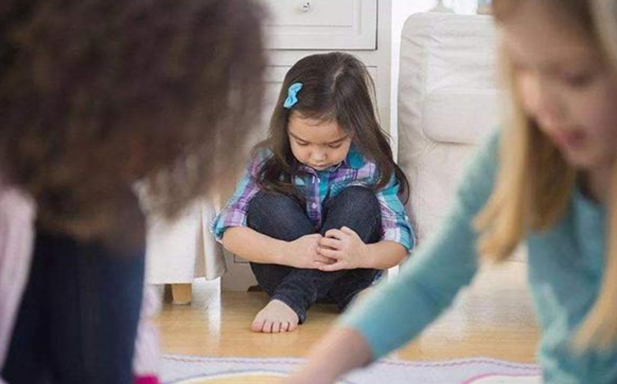 孩子因“太出彩”被同学孤立，该扮冷傲还是去讨好？家长要拎清