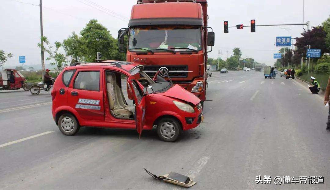 观察 |“碰瓷”豪车、争议不断，你会不会买“低速电动车”？