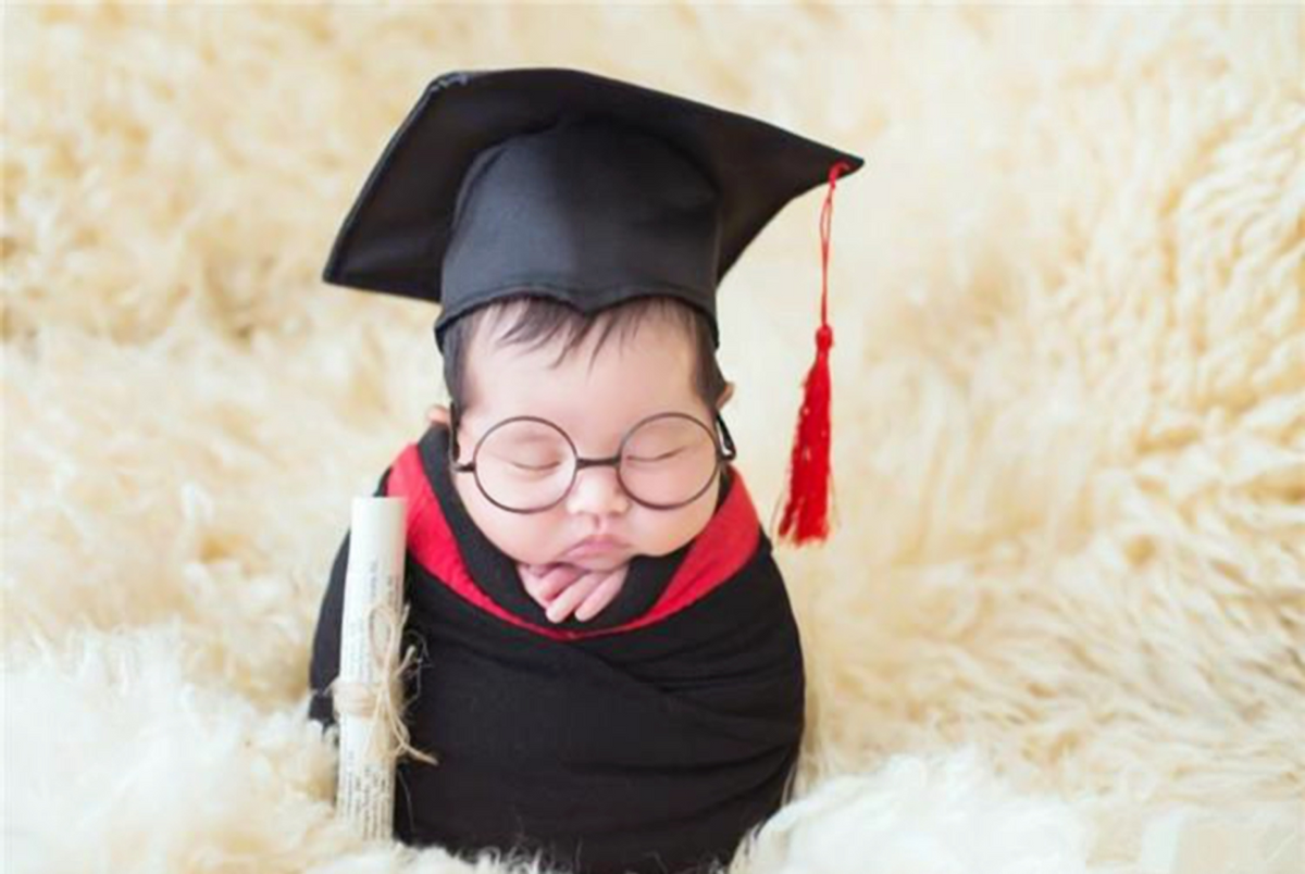 父母都希望把最美好最佳状态拍下来珍藏,但是对较小的婴儿来说,让他