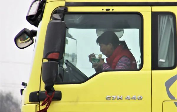 奔波在路上，家在车中：致敬辛勤司机的坚守与付出