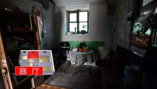 公婆、亲妈、夫妻俩住同一家，纸板隔成3间房，窄小难转身，隐私成谜