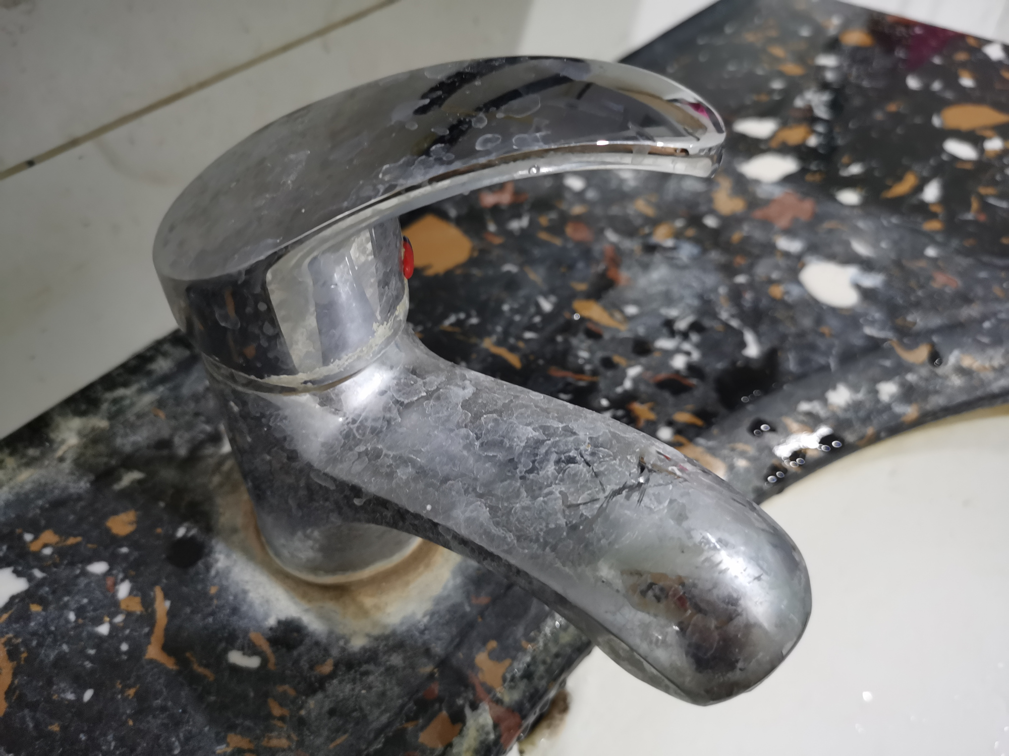 整个卫生间里的污垢,归纳起来只有两种:水垢和霉菌.