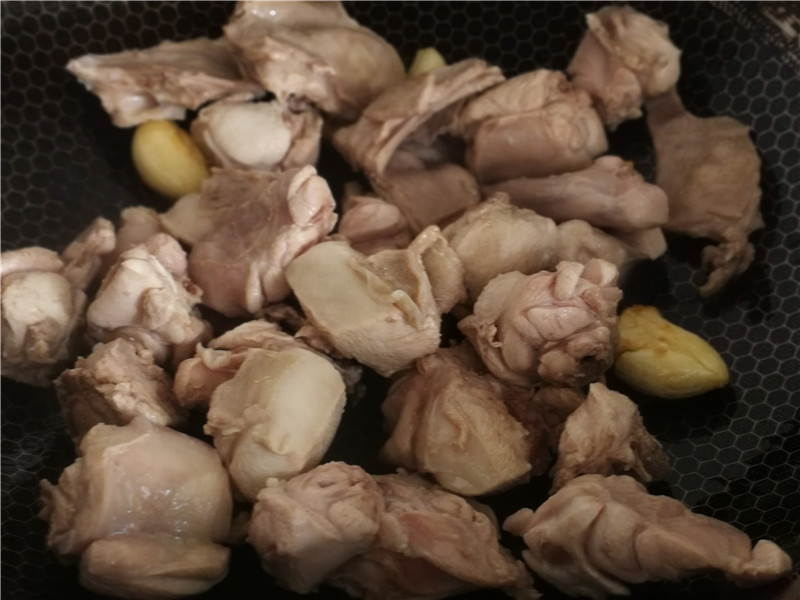 红烧家兔肉这样做。不仅味道鲜美。营养也丰富