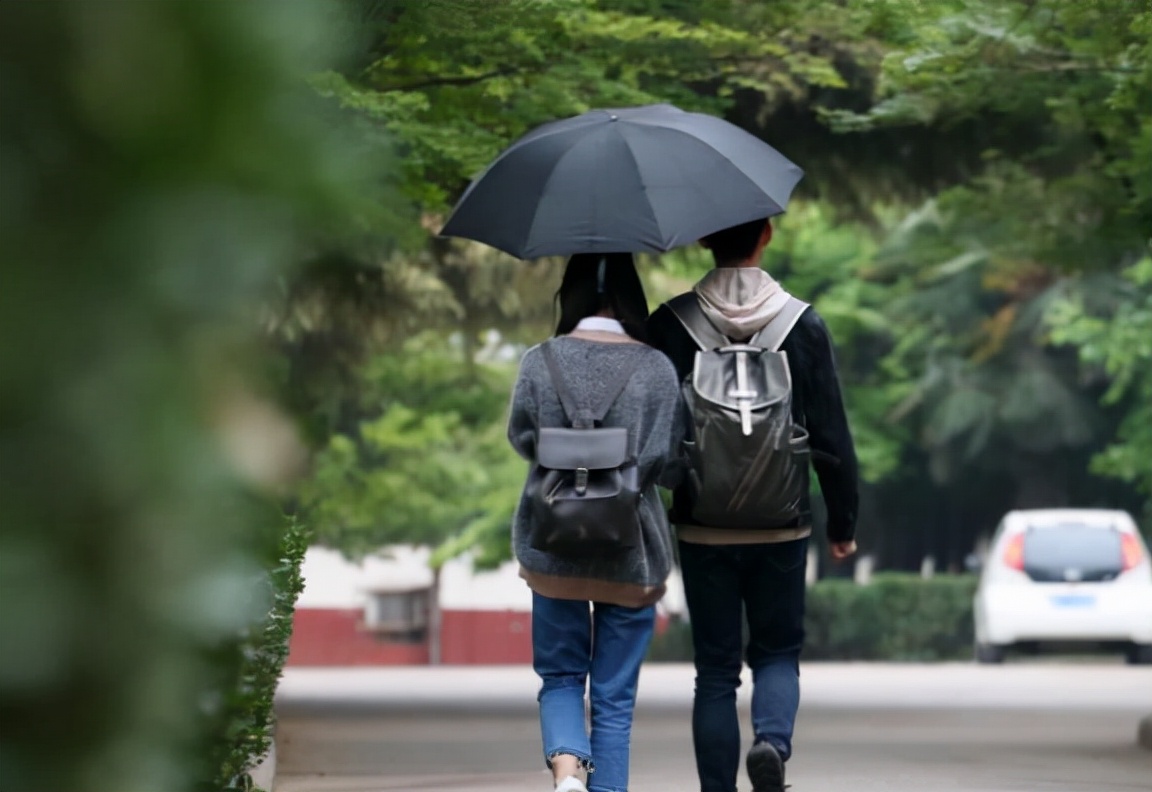 云南一大学一对情侣，不顾台下其他同学，在操场看台上亲密拥抱