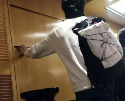 她是梁朝伟前女友，被闺蜜刘嘉玲夺爱，嫁豪门被气走，今54岁仍单身