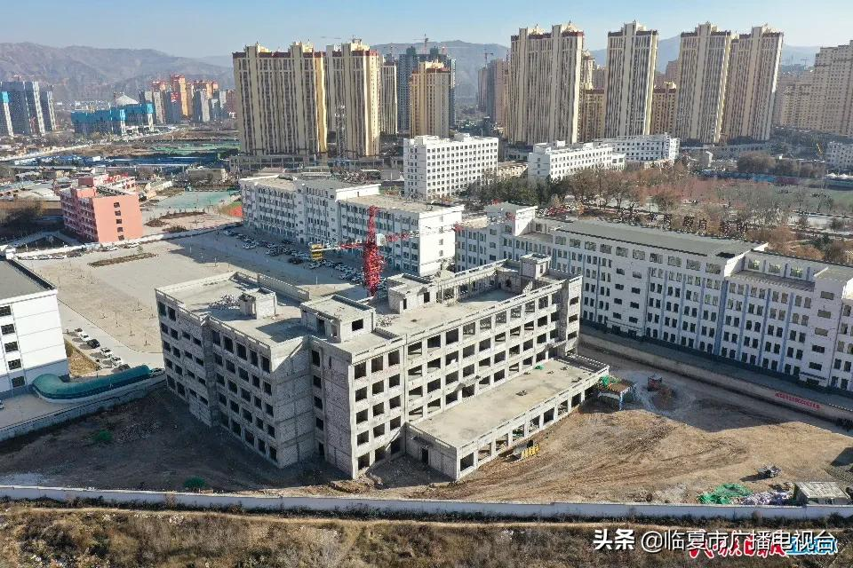 临夏中学三期项目综合艺术楼主体建设已完成(图1)