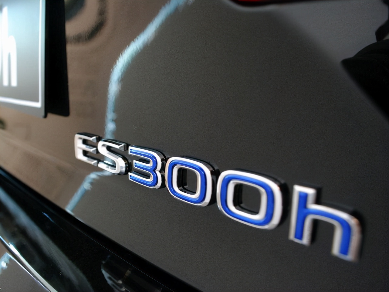 听了别难受，雷克萨斯ES根本没把宝马3系当对手