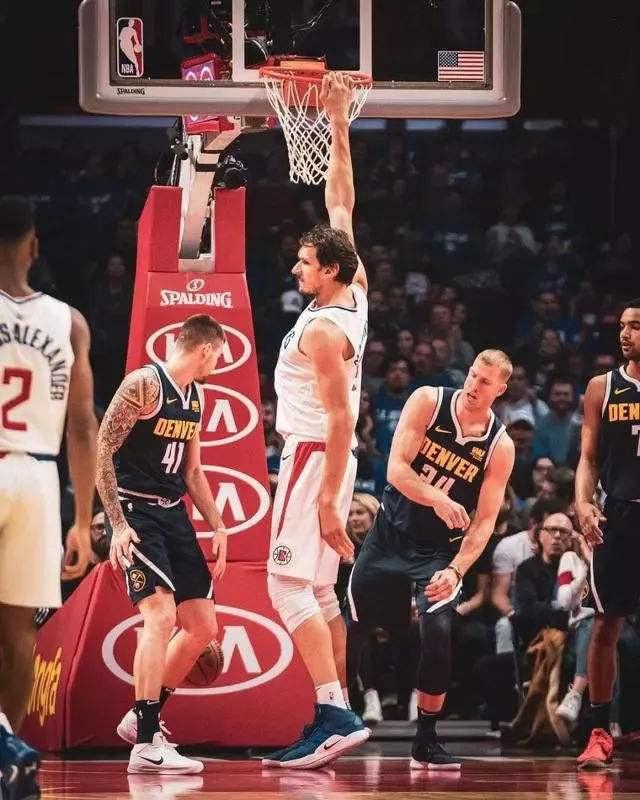 为什么最强nba米切尔帽不掉(真正的巨人！博班站帽米切尔，强行拉起双脚离地，尬笑表情包出炉)