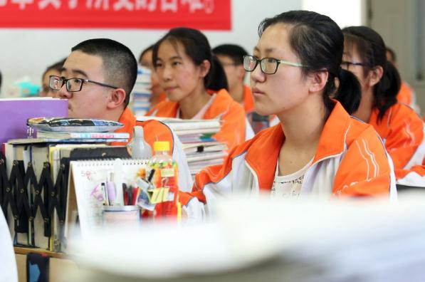 清华女学霸高考分数710，看到了她的抽屉，学生：这才叫学习