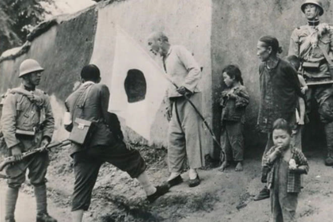 日寇疯狂扫荡，八路军干部被老乡带到一悬崖边：你快下去躲躲