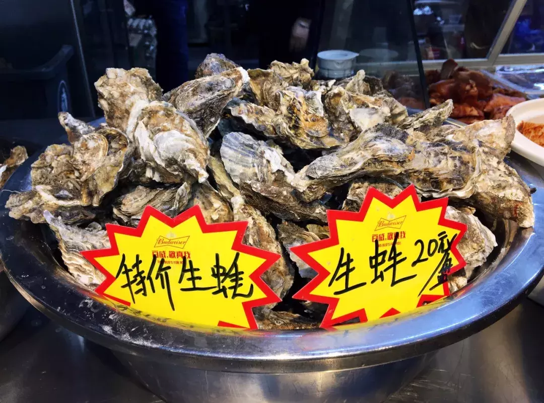 大猪蹄子9块9,一米长大刀鱼20块,10块钱一大盘子蘸酱菜随便夹