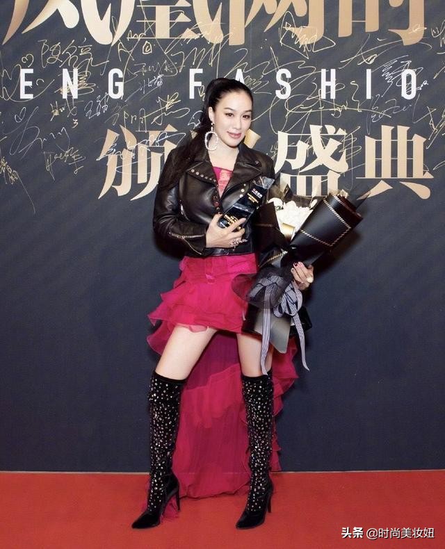 玫红色连衣裙配机车皮衣(玫红色连衣裙配机车皮衣图片)