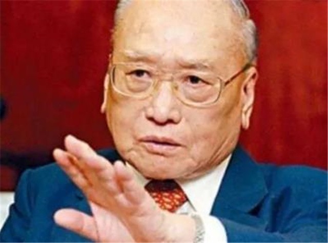 白手起家的穷小子邱德根，痛失爱妻后娶了小姨子，后患上老年痴呆