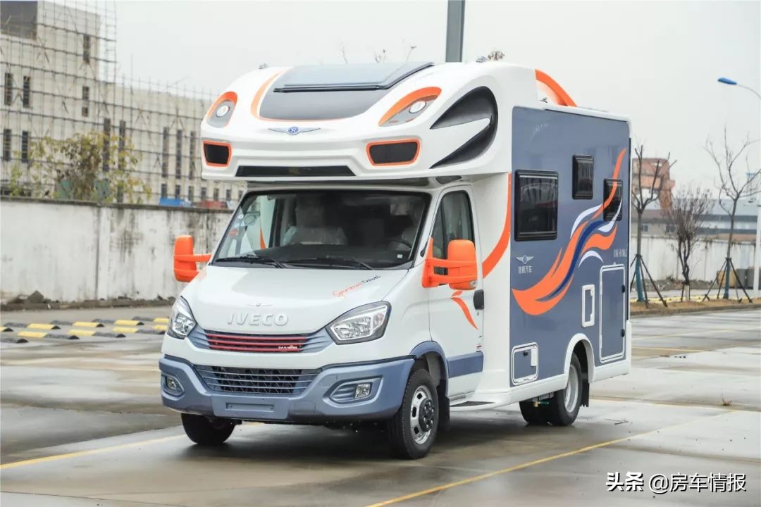 新发布的两款依维柯房车，预计40多万，4座6座两布局你更喜欢谁？