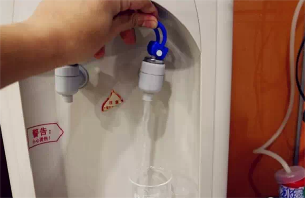 饮水机vs茶吧机，哪个更胜一筹？看完优缺点，才发现之前买错了