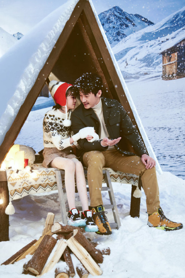 ​陆毅携妻女拍冬日大片，与鲍蕾牵手相依，结婚15年依旧喊她宝宝
