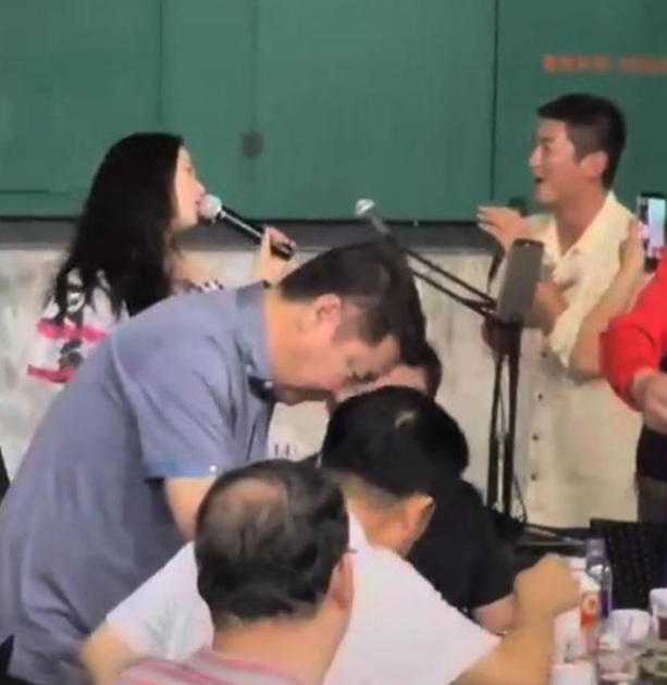 霍思燕一家三口吃饭被拍！8岁嗯哼腿长惊人，一旁服务员探头围观