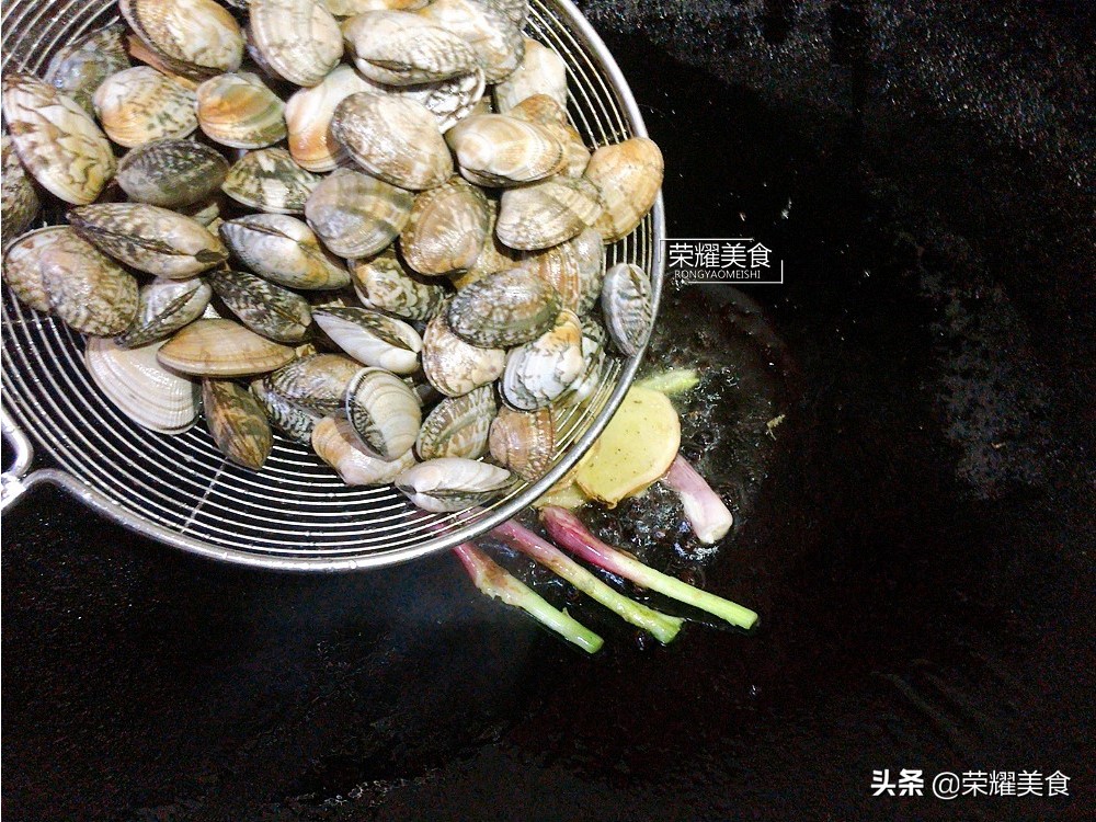 炒花蚬子前，让蚬子吐净泥沙和洗净是很有必要的，赶紧告诉家人
