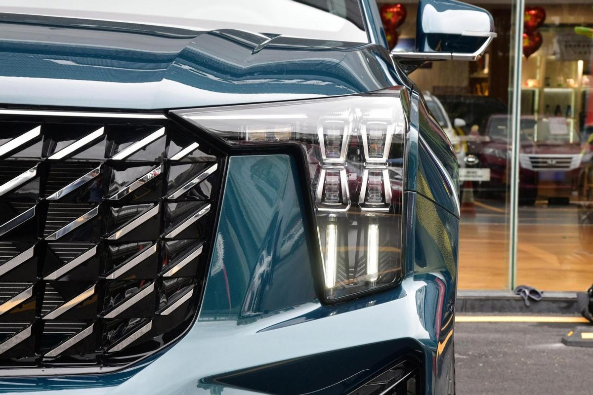 能跑又少吃“草”的SUV，轴距2920mm，配丰田混动，带你看传祺GS8