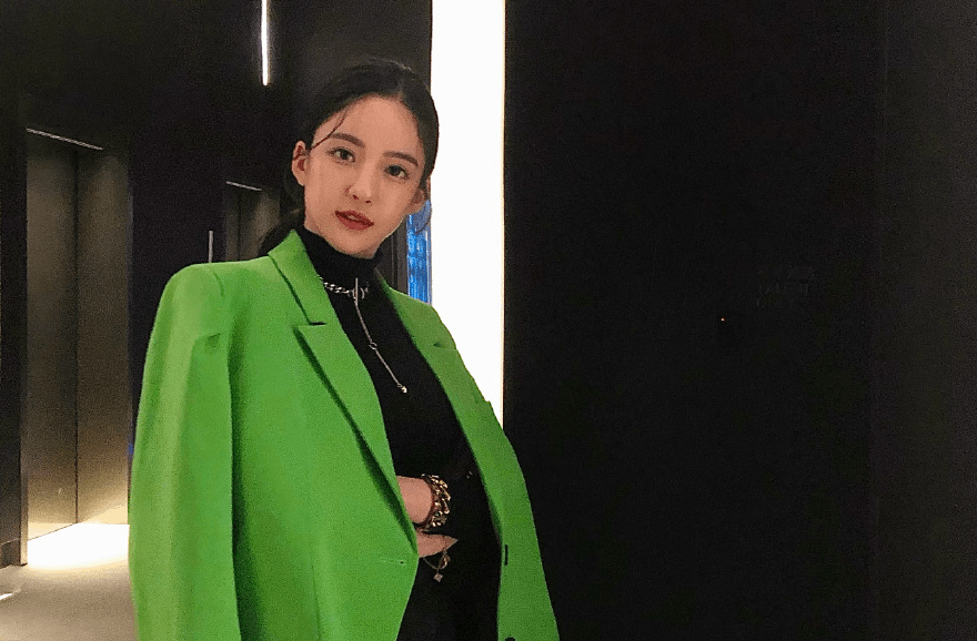 “千万网红”转战娱乐圈，化身赌场美艳老板，身材比韩星优越多了