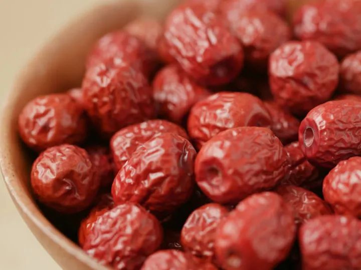 红枣、青枣、蜜枣哪种枣吃了好？真正的维C之王是这个，别吃错了
