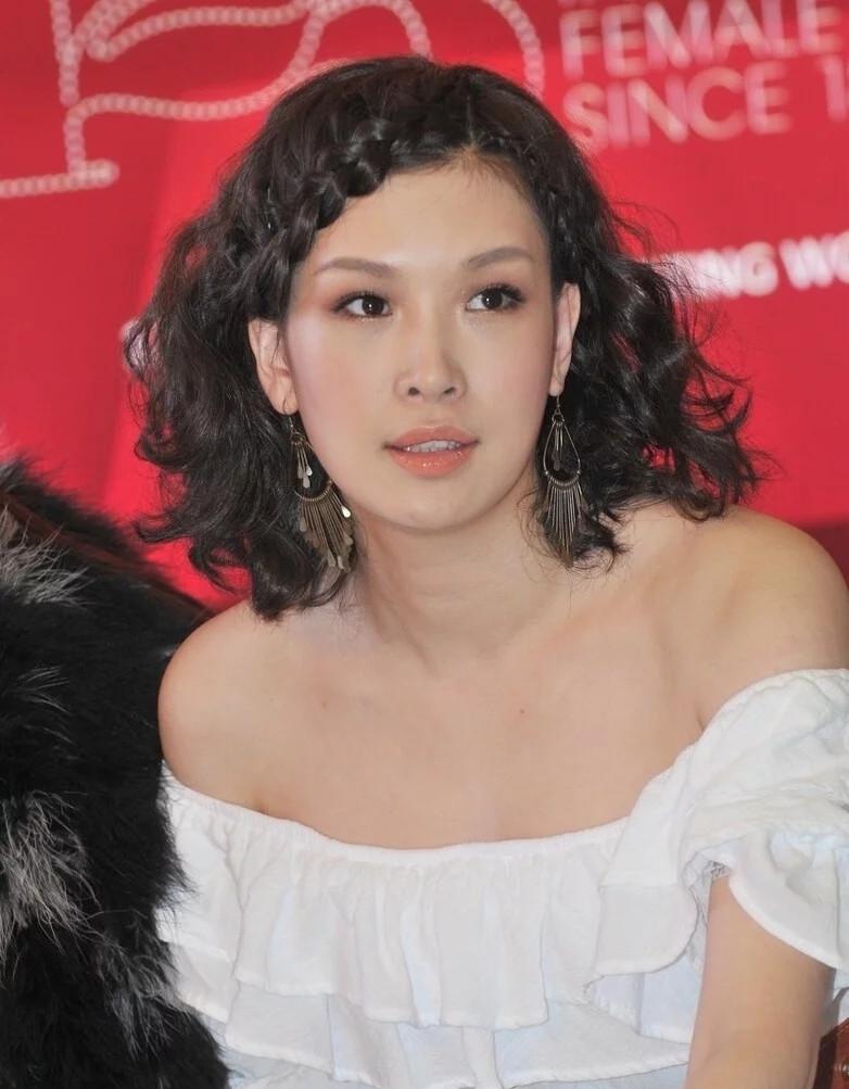 在嫁给kk之前,佟晨洁的头衔是超模,演员,前国脚谢晖之妻.