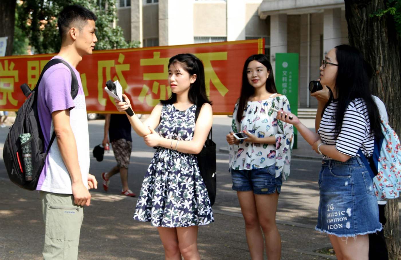 夏天学校上课大白腿（北方的孩子）