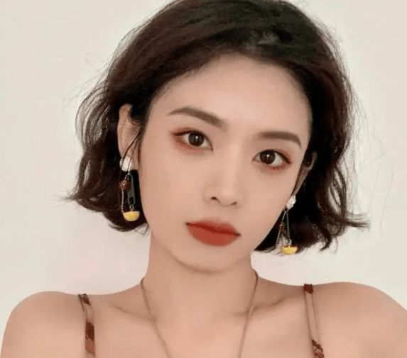 方中带圆的脸型图片(建议方圆脸的女生) - 赤虎壹号