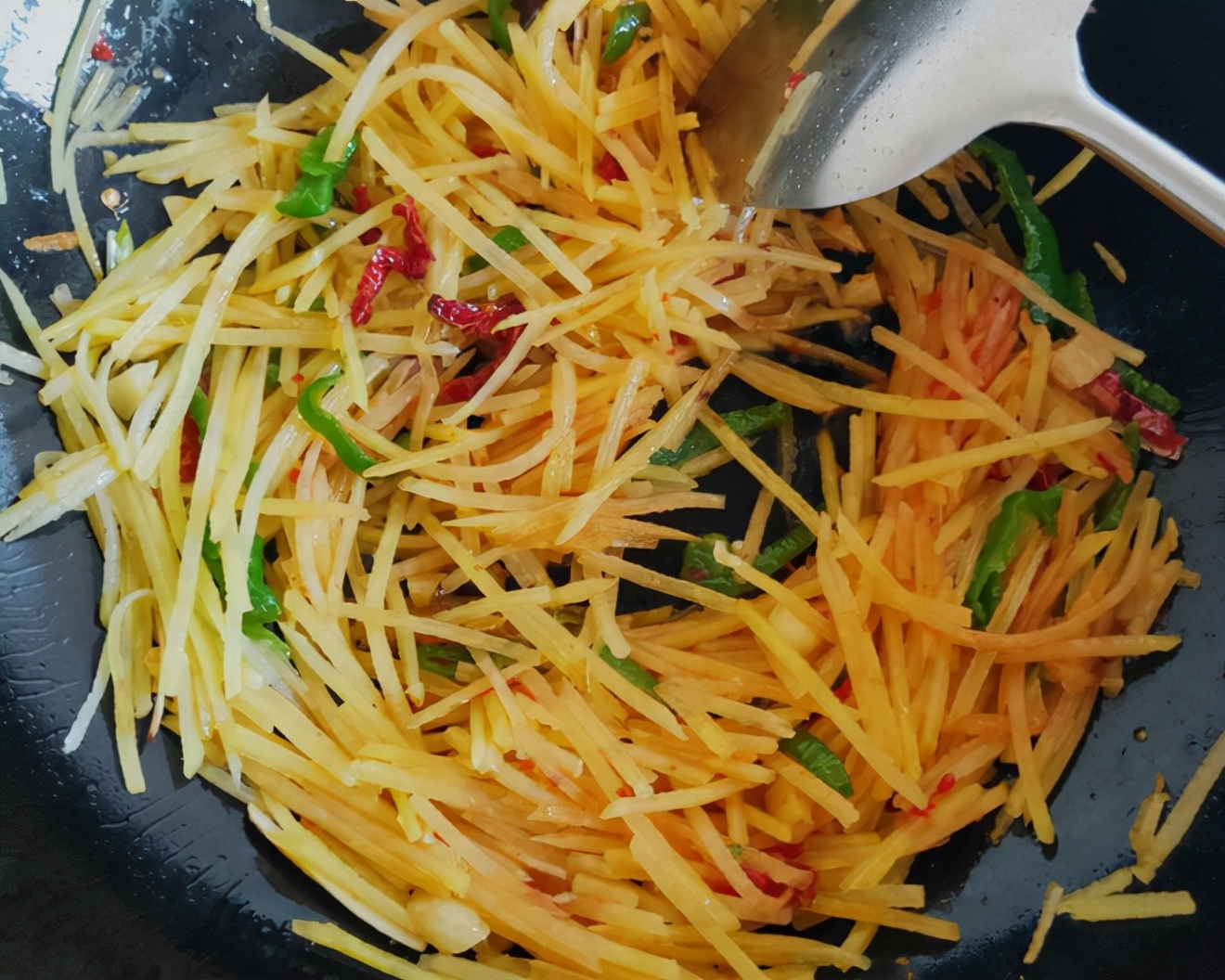 土豆丝怎么炒好吃又简单？家常土豆丝的做法，土豆丝清脆又爽口