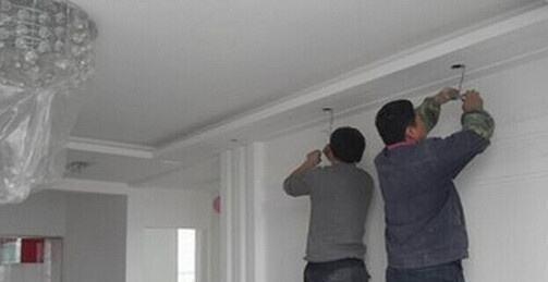 家里刷了白墙，没几天就脏兮兮，教你一个小窍门，墙壁就像冲刷的