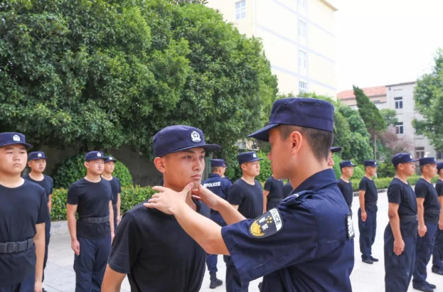 警校共有3档，第一档考上就是金饭碗，专科生也吃香