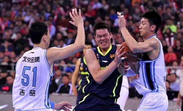 朱芳雨为什么拒绝nba合同(朱芳雨是中国男篮历史第1小前，为何2次拒绝NBA？其实原因很简单)