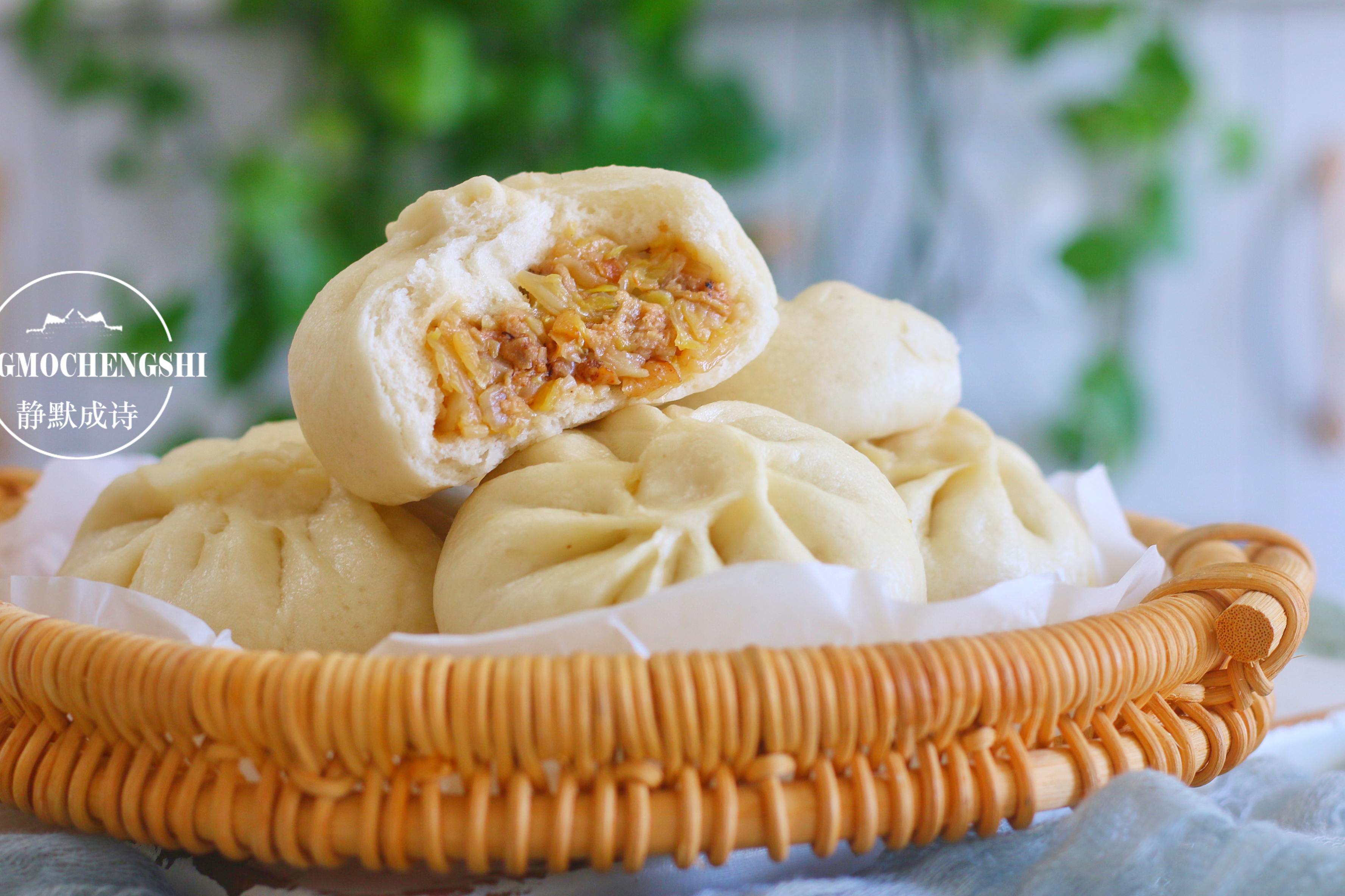 你吃过用油渣儿做的大包子吗?真香!平时吃一个现在吃俩