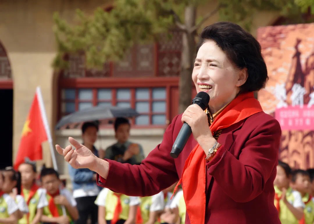 她是郭兰英的学生,王昆夸赞的人民歌唱家,为何儿子对她有意见?