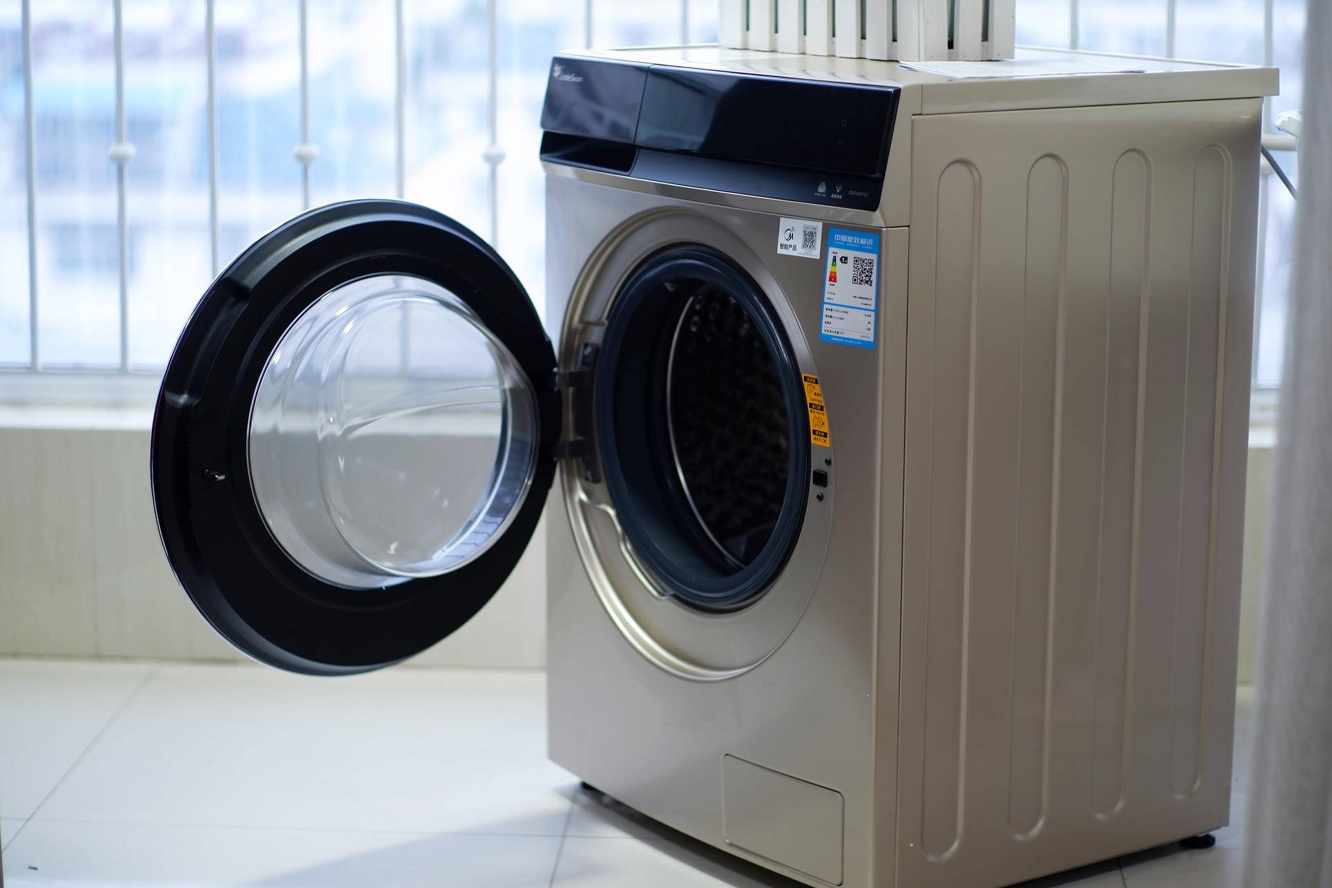 亿万气泡超强去污技术，小天鹅超微净泡水魔方洗烘一体洗衣机体验