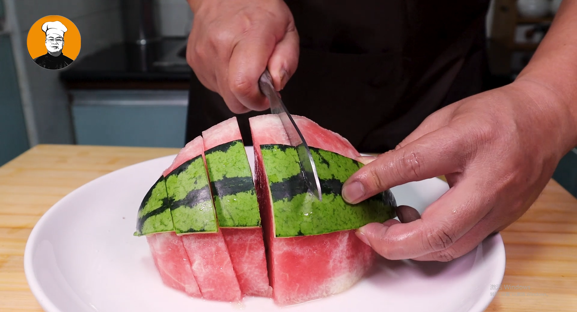 家里来客人这样切西瓜,3个小技巧,不漏汁不脏手,人人都夸