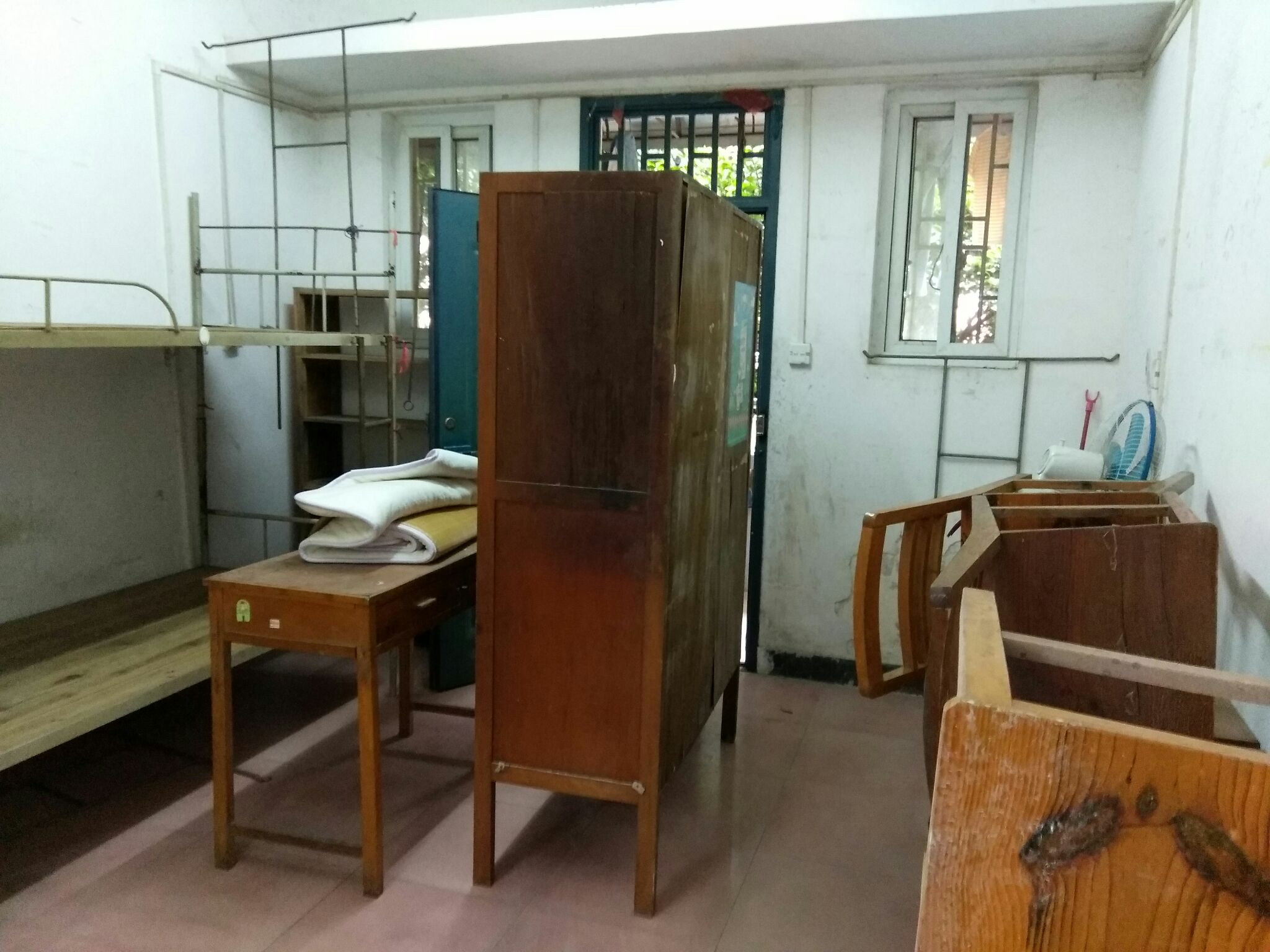 生无可恋？挑战史上最差寝室，看看有没有你的学校