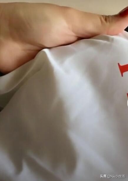 白色衣服不小心画上笔印、笔墨怎么洗干净，大家可以试试这个方法