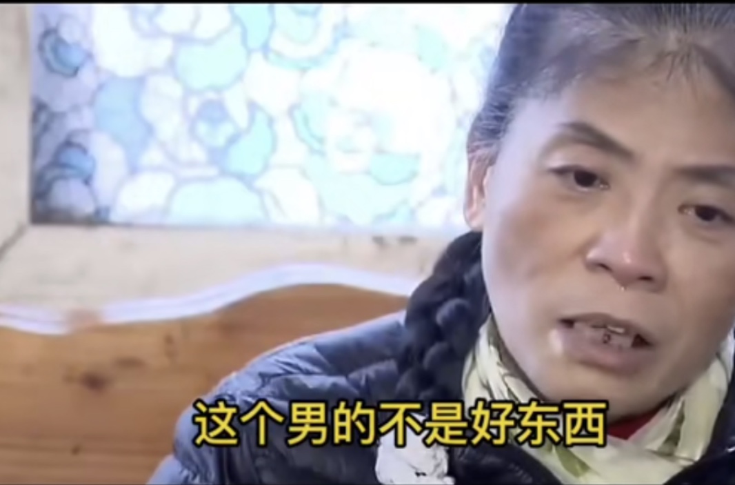 女大学生与捡垃圾的老头相恋，生下一女，母亲劝说换来女儿暴打