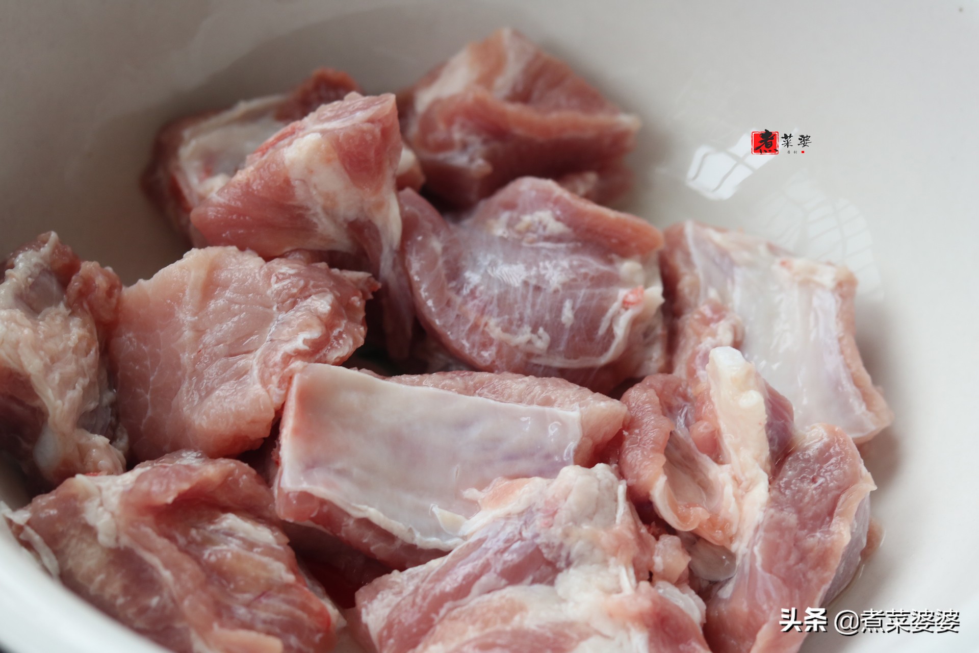 炖排骨时，谨记“二放三不放”，排骨香味十足，鲜嫩还没有腥味