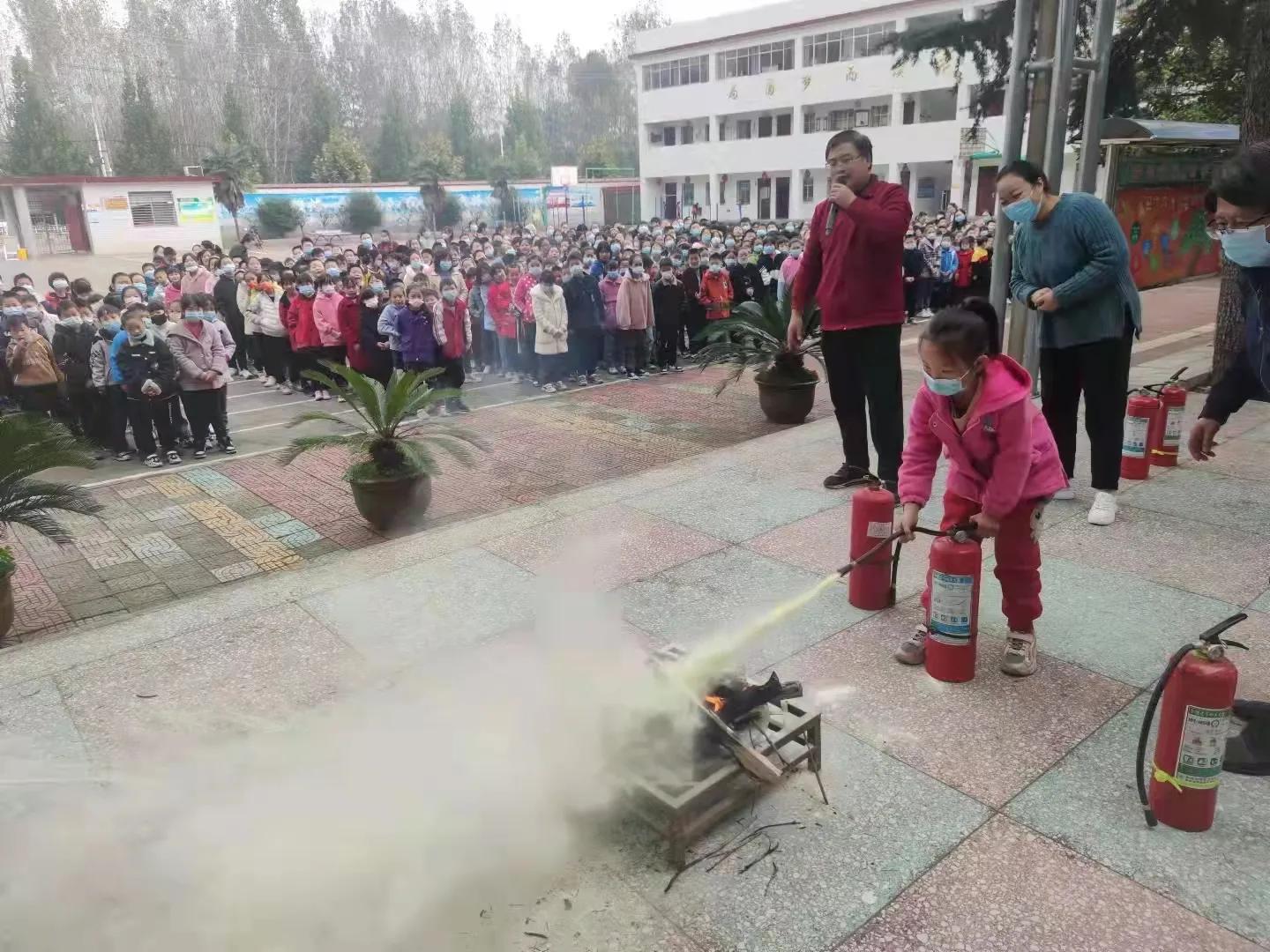 丁河小学进行如何使用灭火器