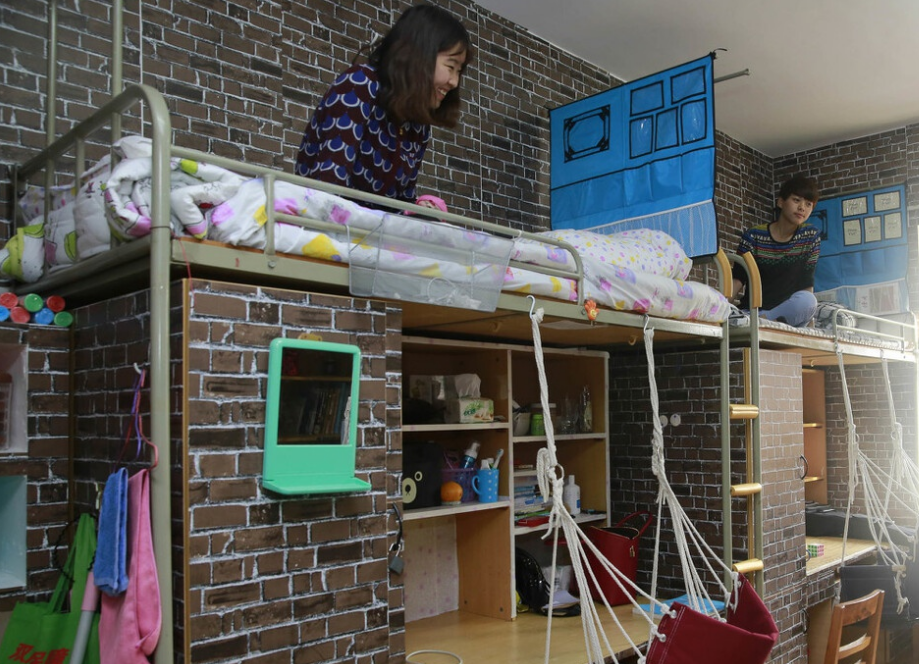 高校宿舍出现“差别对待”，交的住宿费都一样，条件为啥天差地别