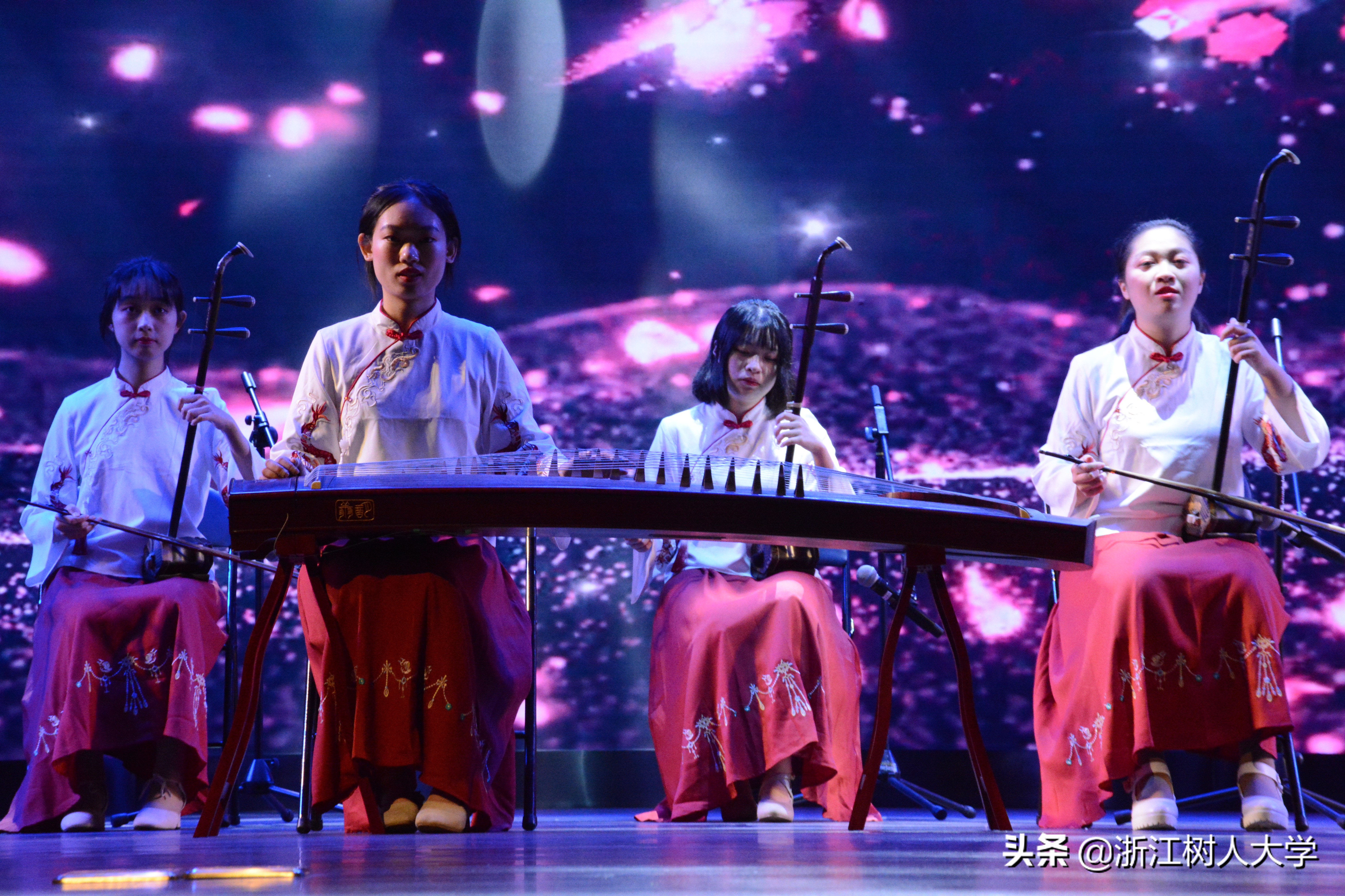 我校艺术学院举行建院20周年庆典活动暨迎新文艺汇演