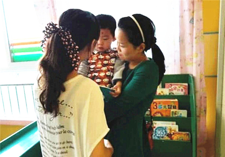 儿子被同学欺负，还手后却被老师罚写检讨书，宝妈气不过掌掴老师