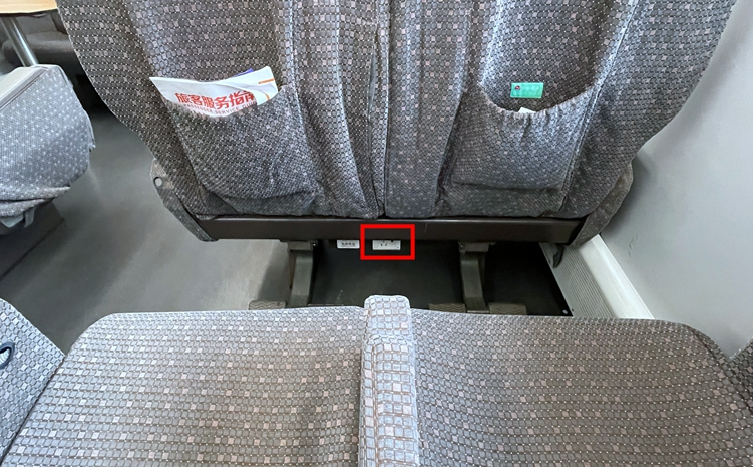 一等座车厢采用2 2的布局每排座椅的前方均配有可供充电的插座在车厢
