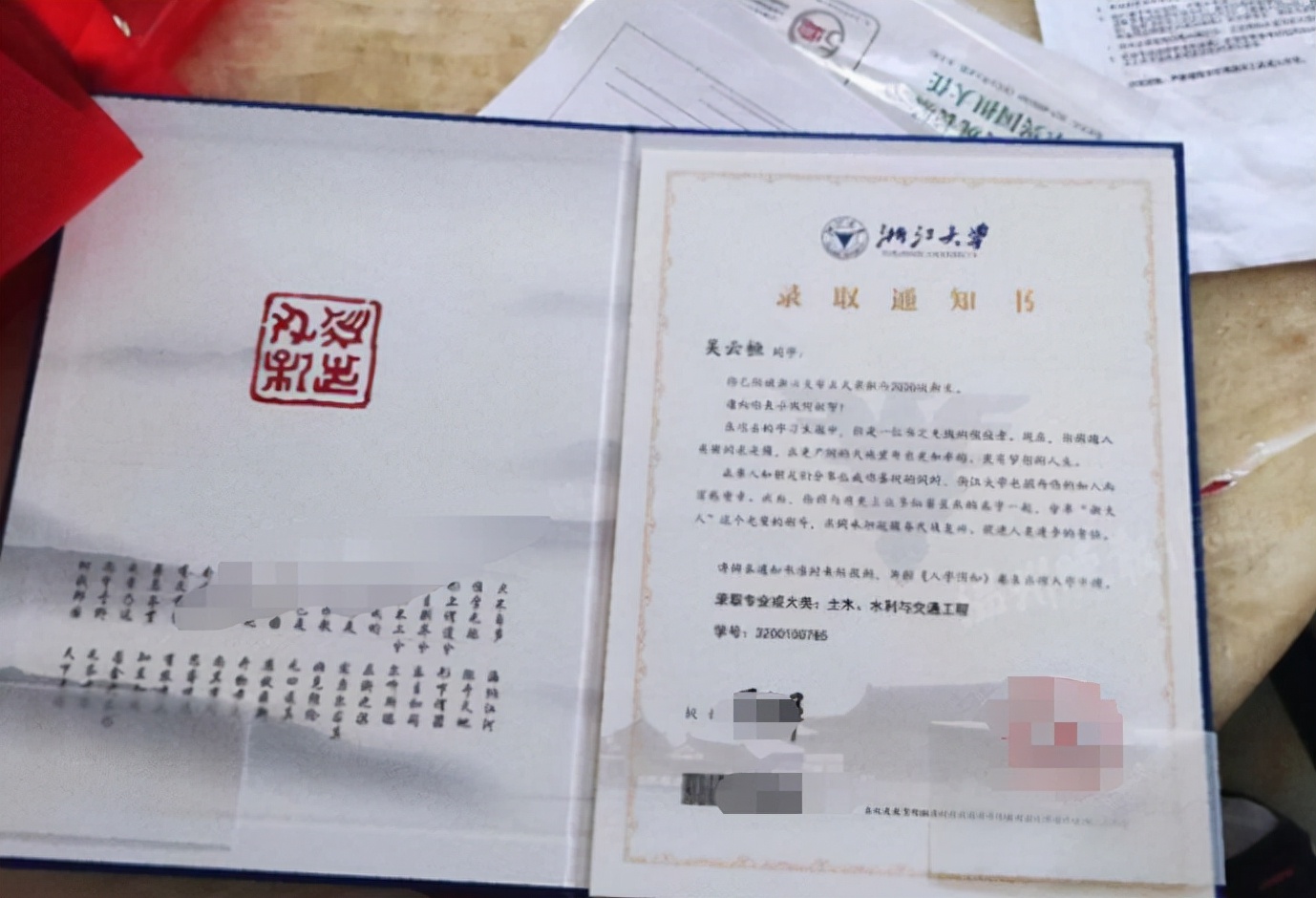 妈妈晒孩子浙江大学通知书，朋友圈求赞，隔天却发现无人“买账”