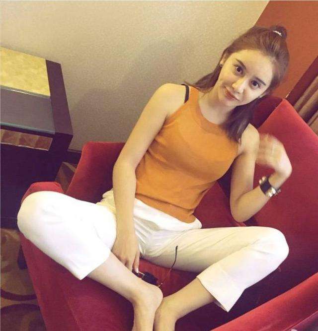 美娜的身材虽不是什么特别棒的那种,但也算是"不错"的了希望美娜今后