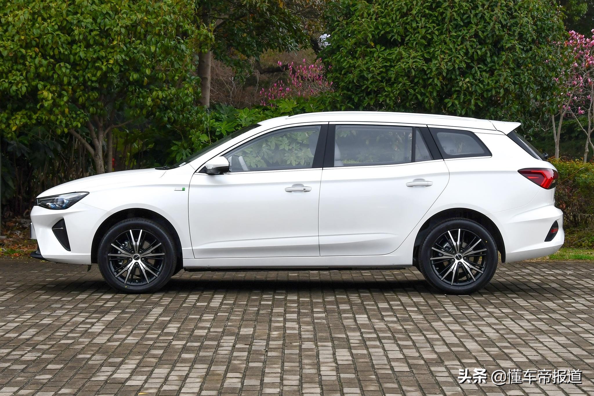 新车｜外观内饰大幅提升 荣威Ei5静态解析