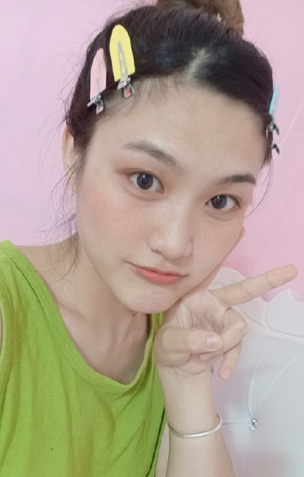 优秀了关晓彤！随便一个发夹8千，欧阳娜娜戴9.9包邮，差距明显